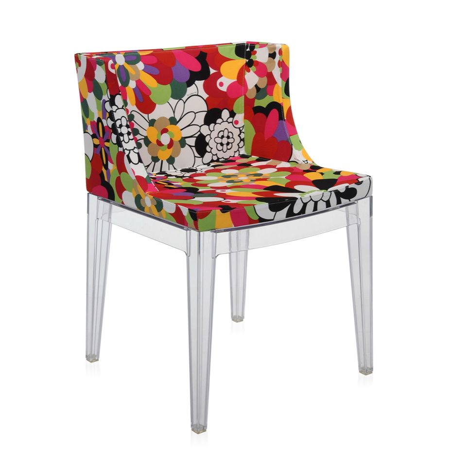 Mademoiselle Stuhl mit buntem Blumenmuster und transparenten Beinen von Kartell. Designstuhl für modernes Wohnen.